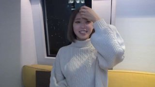 和闺蜜KTV找两个大叔玩群P